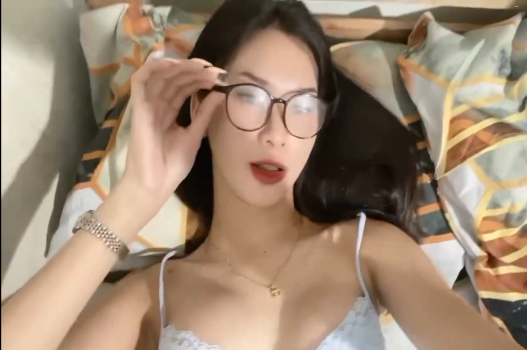 Xinh đẹp vú bự ai mà chê được